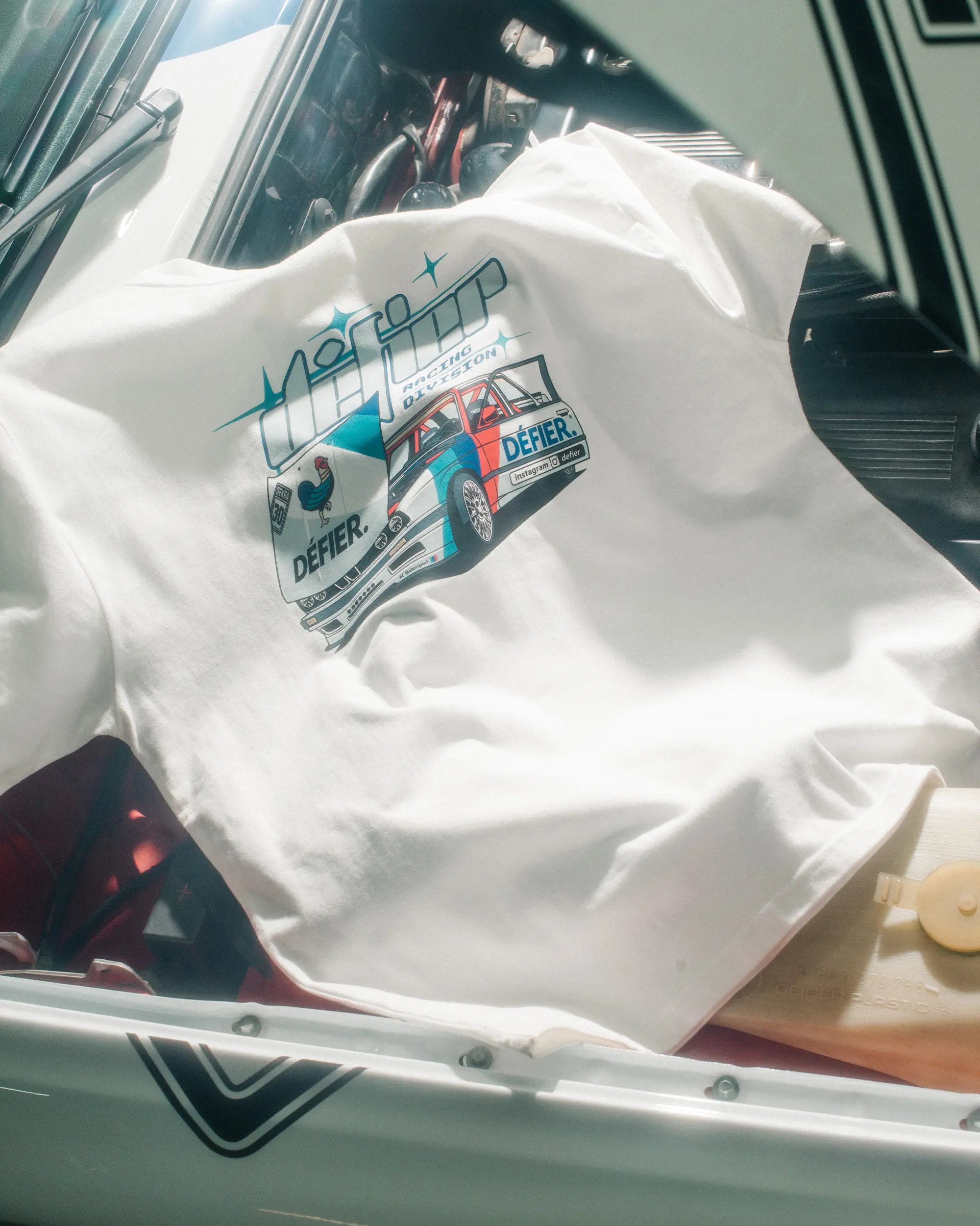 Défier oversize T-Shirt with BMW E30 Motorsport Backprint in off-white