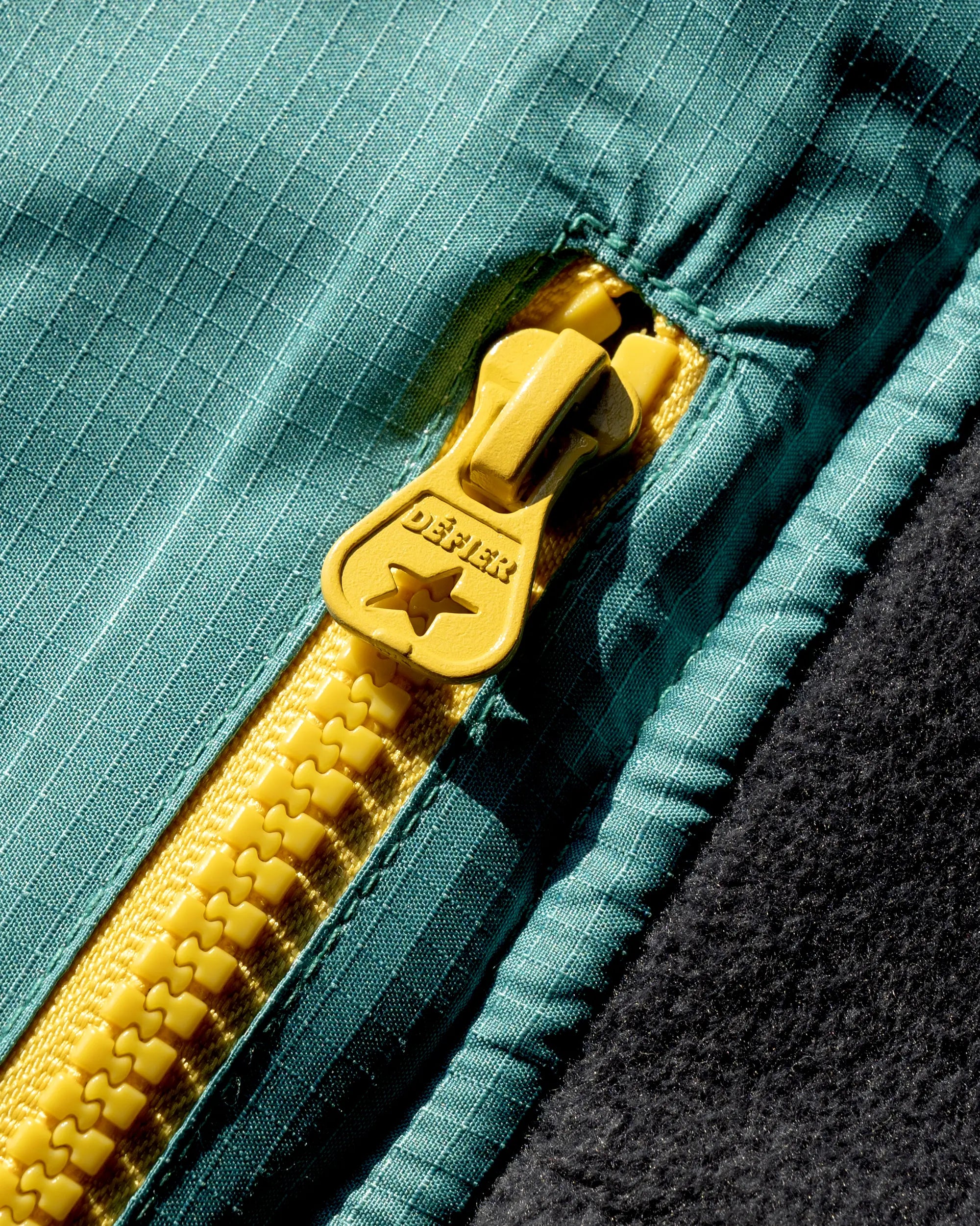 Défier Integral3 Fleece Pullover with Chest Pocket and Rooster Patch in the color anthracite