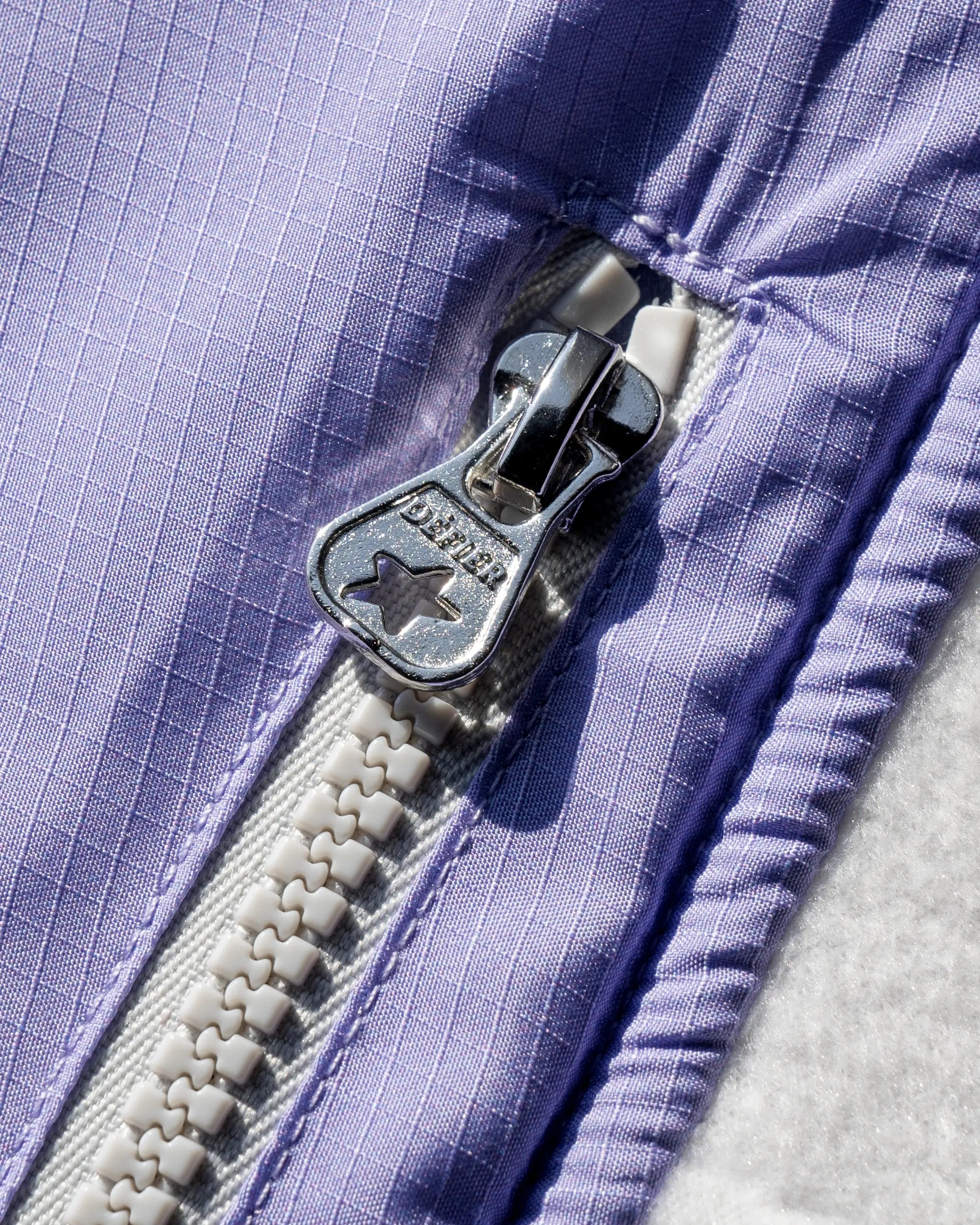 Défier Integral3 Fleece Pullover with Chest Pocket and Rooster Patch in the color purple