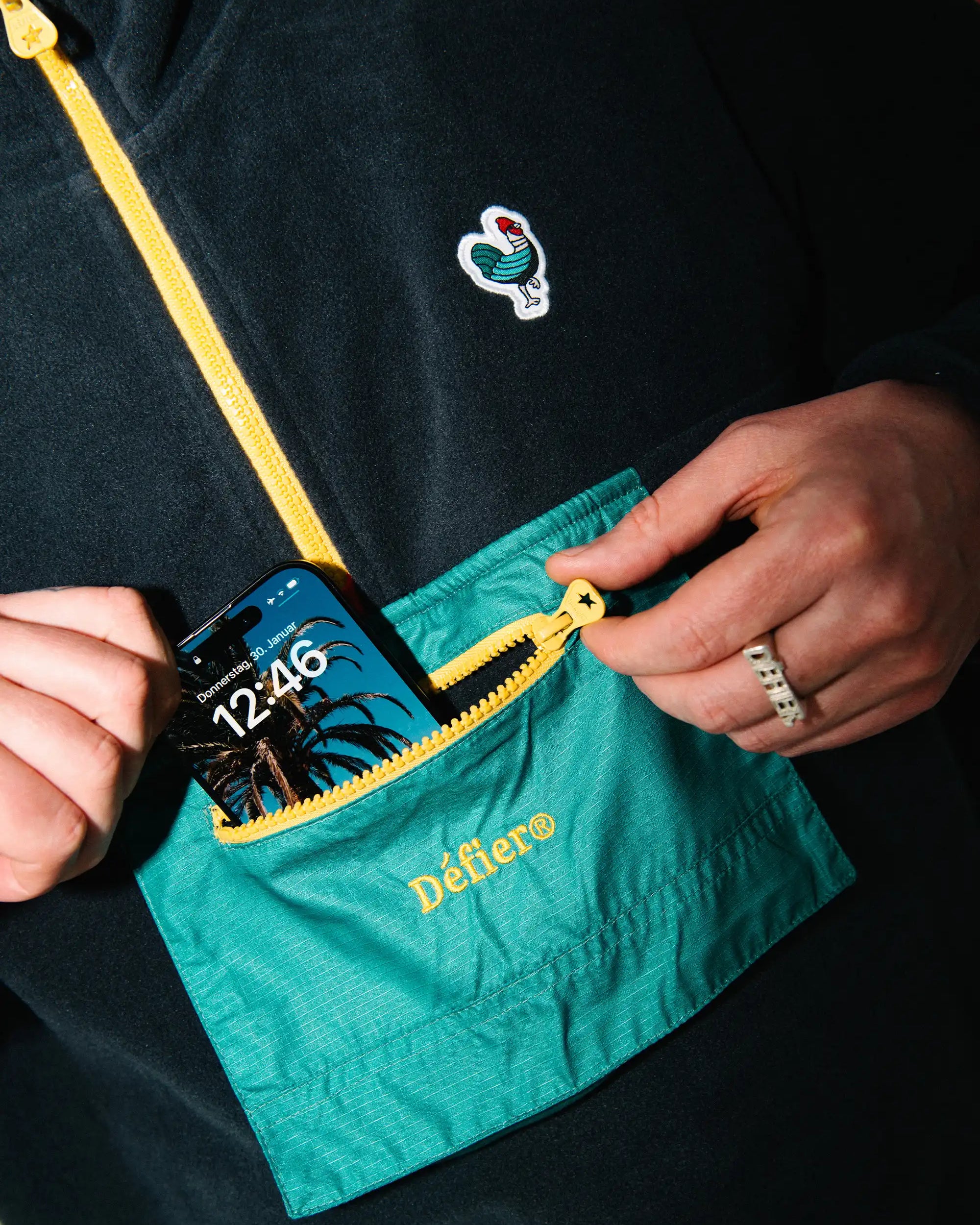 Défier Integral3 Fleece Pullover with Chest Pocket and Rooster Patch in the color anthracite