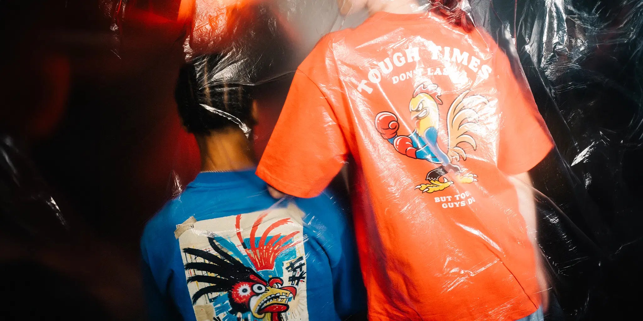 Der neue Street Fashion Drop von Défier mit großen Hahn Backprint T-Shirts im Oversized Fit in blau und rot.