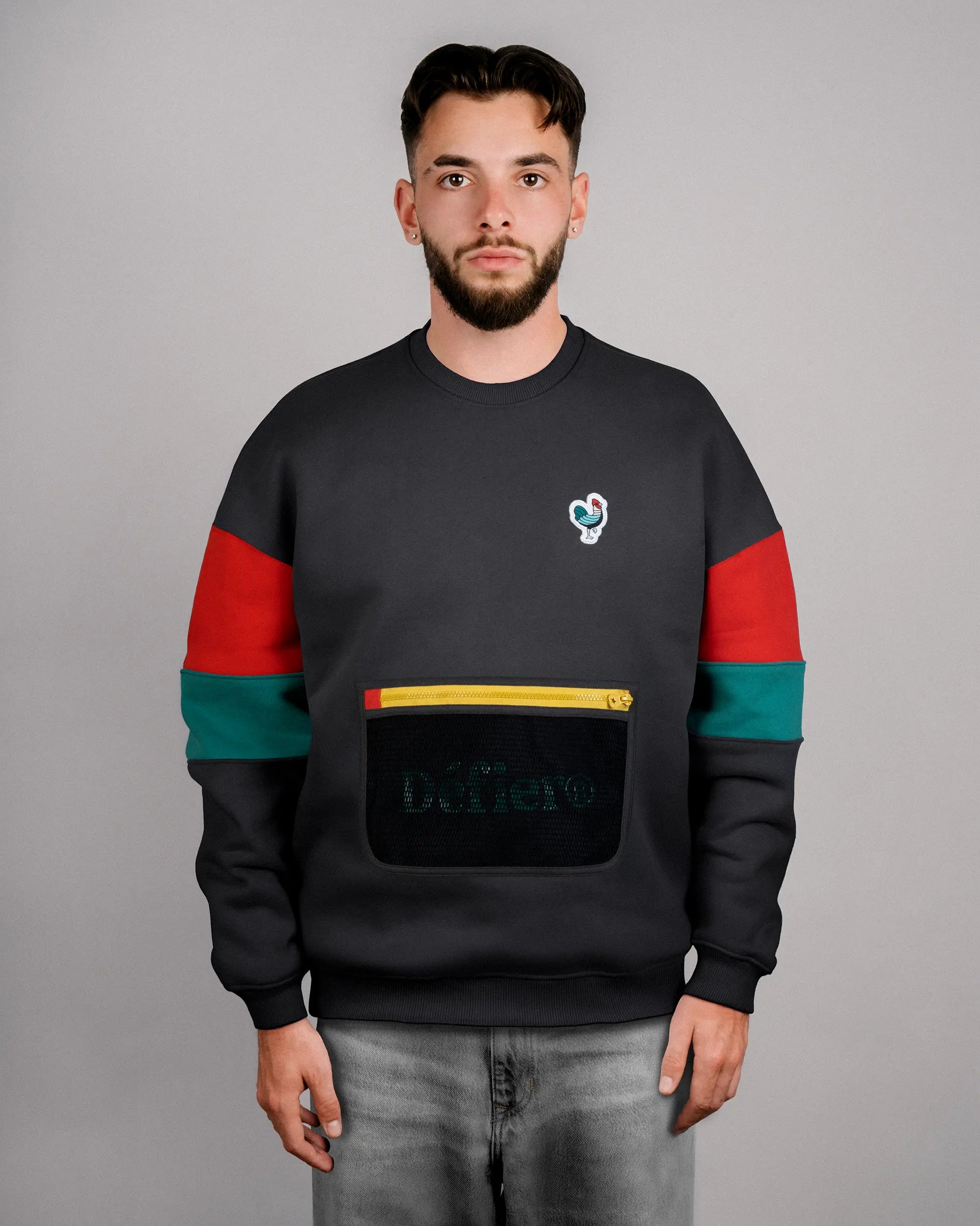 Défier Heritage Crew Neck Sweatshirt with Rooster Patch and Mesh Pocket in anthracite