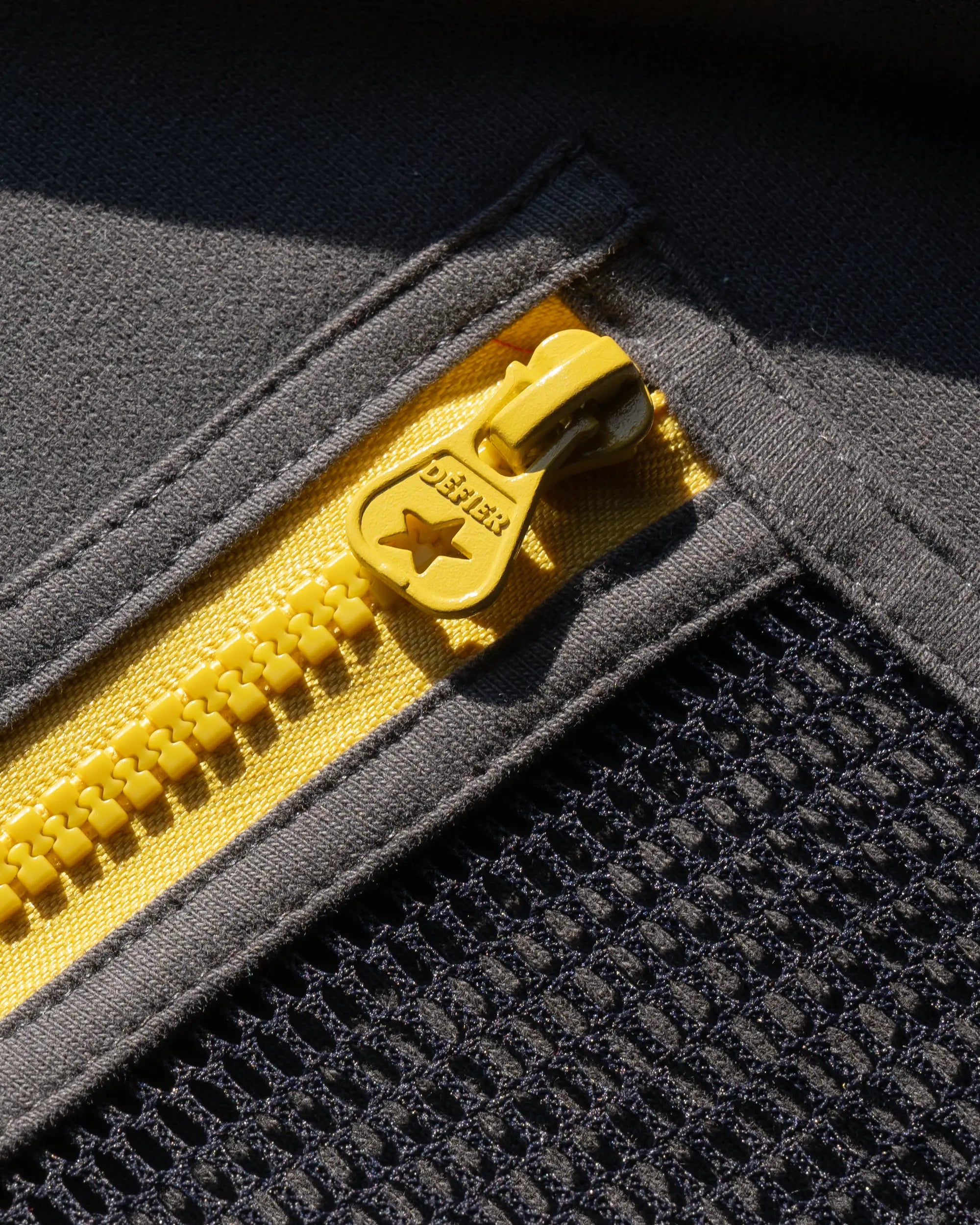 Défier Heritage Crew Neck Sweatshirt with Rooster Patch and Mesh Pocket in anthracite
