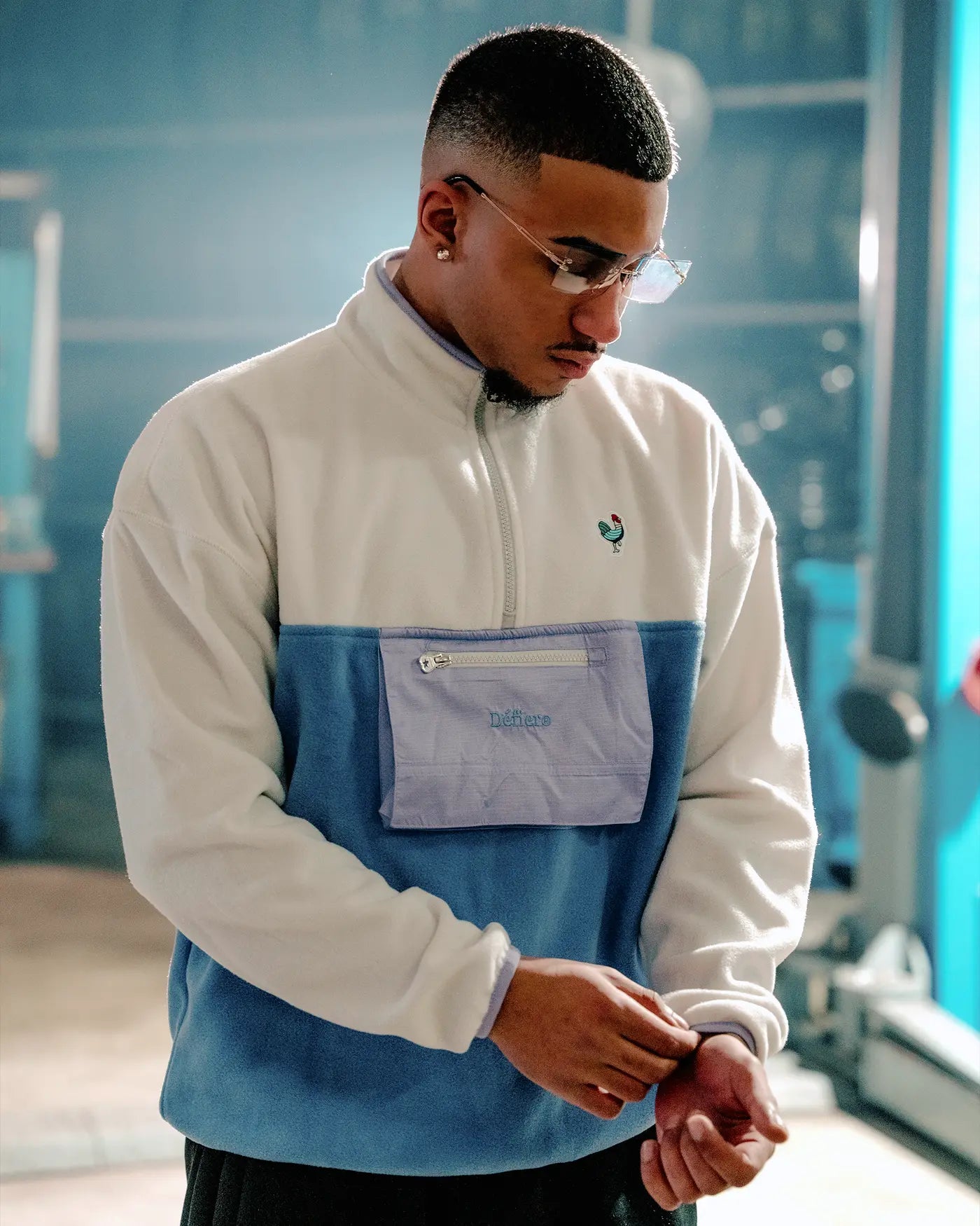 Défier Integral3 Fleece Pullover with Chest Pocket and Rooster Patch in the color purple