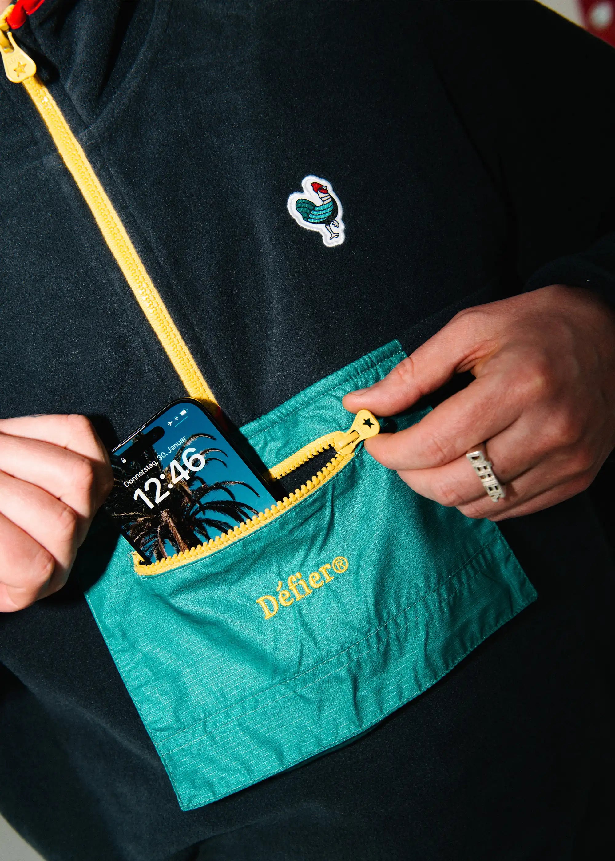 Défier Integral3 Fleece Pullover with Chest Pocket and Rooster Patch in the color anthracite