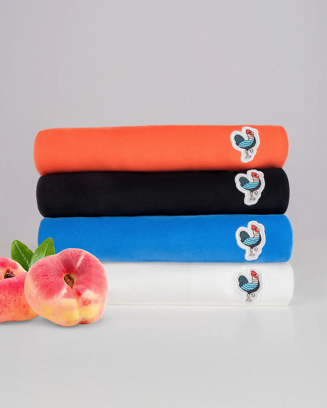 Défier oversize T-Shirts with Peachskin-Effekt in red, black, blue and white.
