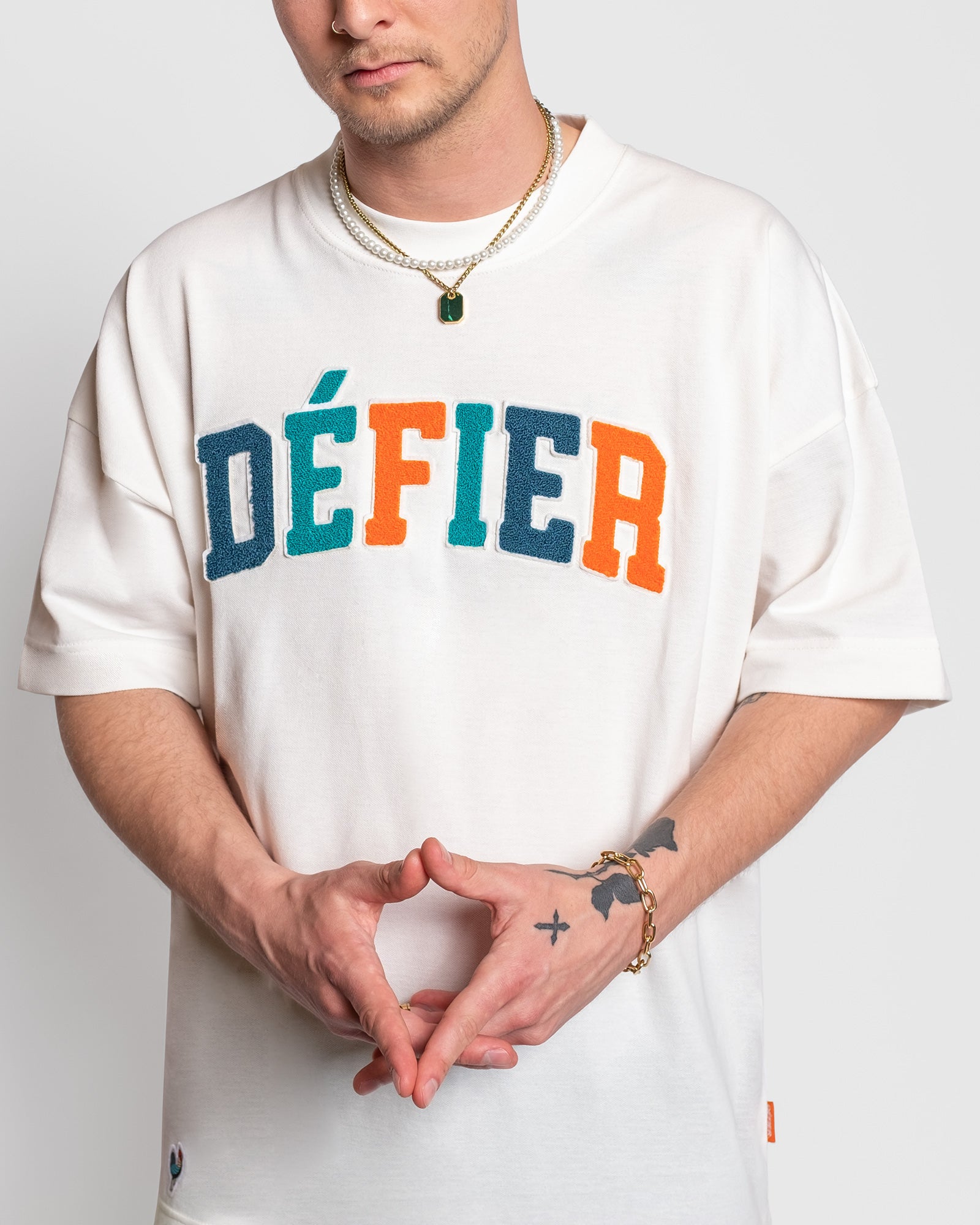 Défier Touchdown Oversized Piqué T-Shirt with Chenille Patch and Rooster Logo cream